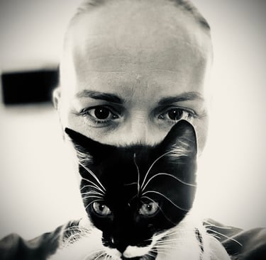 photo femme et chat en noir et blanc