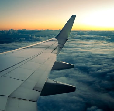 Vista desde un avión sobre las nubes al atardecer