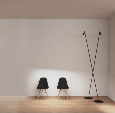 CRONEK Alba: Lámparas de pie delgadas con luz indirecta, iluminando sillas modernas