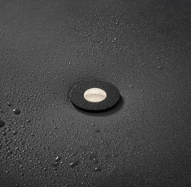 Foco empotrable MINI MINUS ultracompacto en techo oscuro, iluminación discreta