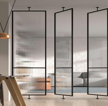 Puerta pivotante de cristal con marco negro en pasillo luminoso de diseño minimalista