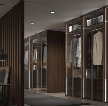 Vestidor elegante con puertas correderas de madera oscura y luz ambiental integrada