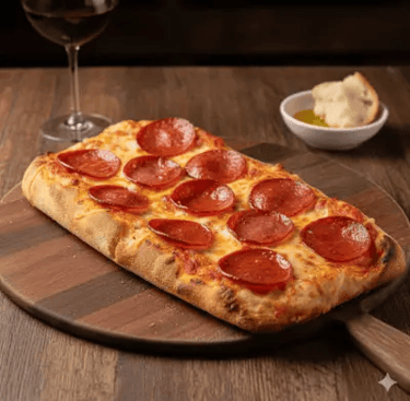Pinsa romana με σαλάμι  σε ξύλινη βάση