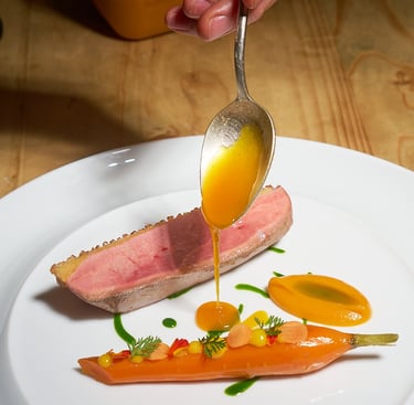 Magret de canard des Alpilles, carottes glacées au miel et jus corsé au romarin, cuisine provençale 