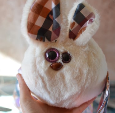 Peluche chauve-souris tenune dans la main
