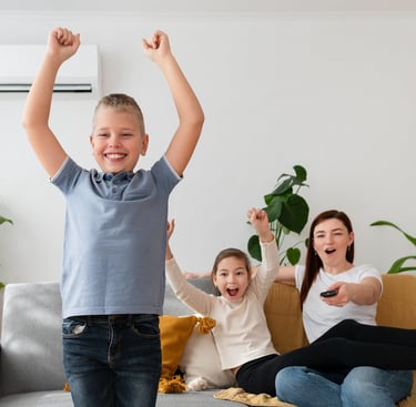 Família feliz desfrutando de um ambiente fresco e confortável, proporcionado pela climatização da A3