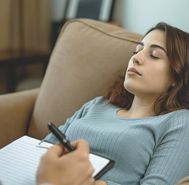 Paciente en sesión de Terapia de Vidas Pasadas