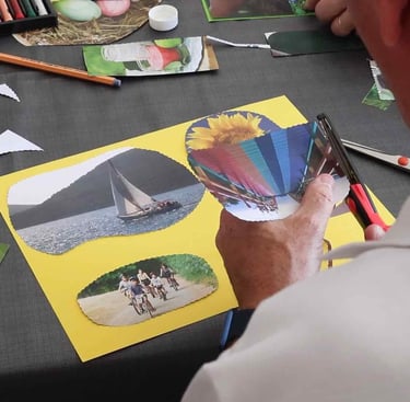 Des participants créent librement lors d'un atelier collectif d'art-thérapie à Couëron