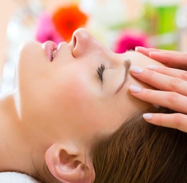 una mujer recibiendo masaje bioenergético