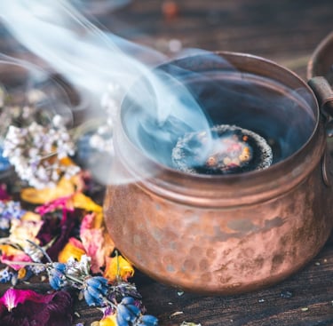 Encens et fleurs séchées dans une ambiance spirituelle apaisante