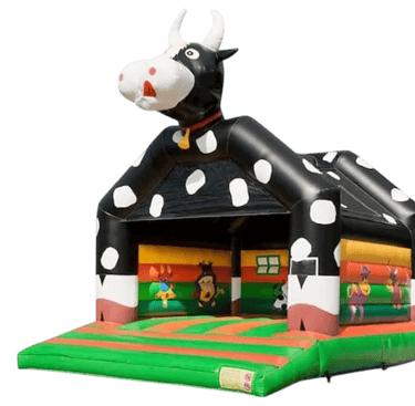Springkussen in de vorm van een koeienstal met boerderijthema, inclusief speelelementen.