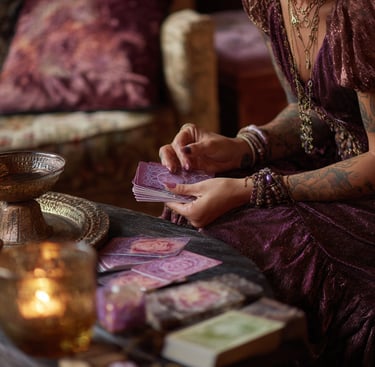 femme qui tire les cartes pendant une session de travail de l'ombre à Yule