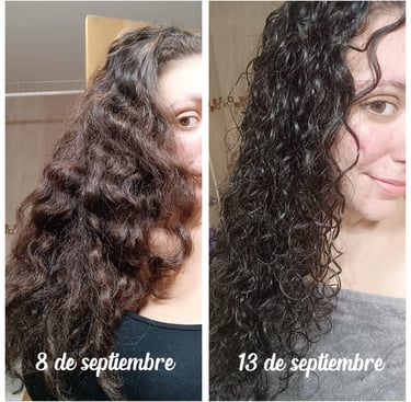 Mujer curly con el rizo definido