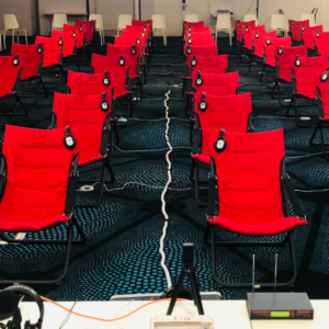 les fauteuils rouges sont installés dans la salle de TCH