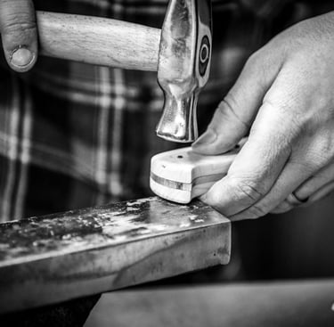 molletonnage des rivets sur un couteau