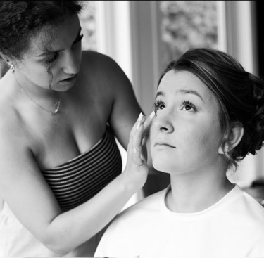 femme maquillée professionnellement