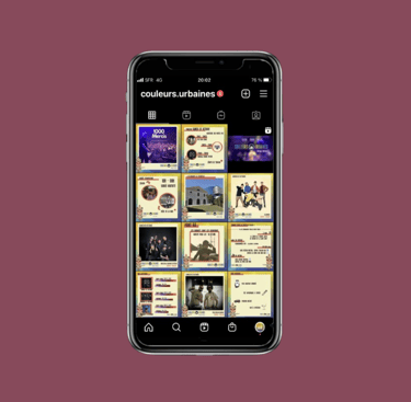 Photo d'un iphone présentant l'uniformité d'un feed Instagram avec mon service community management