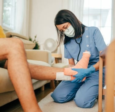 infirmière à domicile à soustons entrain de faire un pansement