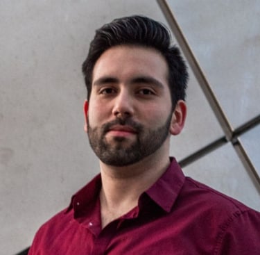 Tight crop of Manuel's picture with a red shirt. 