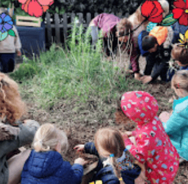 enfants créant un potager pédagogique dans un cadre ludique et interactif