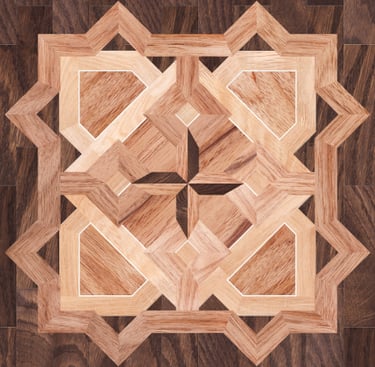 Motif géométrique en marqueterie de bois