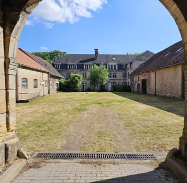 Arche et cour du château
