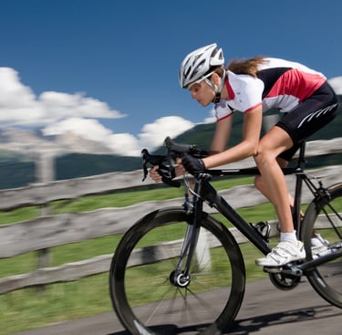 Cycliste sur une route de montagne dans les Pyrénées près de Foix, montée vers le Prat d’Albis
