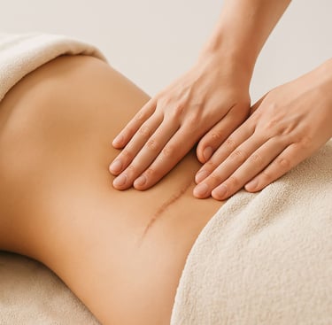 Manos profesionales aplicando masaje terapéutico sobre abdomen con cicatriz postquirúrgica