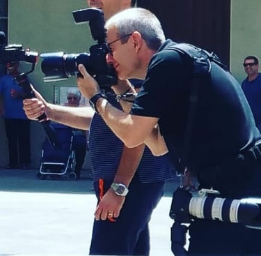 Angel Fábregas trabajando como fotógrafo de bodas en Barcelona con metodología de acompañamiento invisible