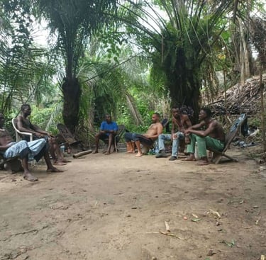 Partage de conseils pendant l'escoute tradionnelle à MIKOUMOU VILLAGE