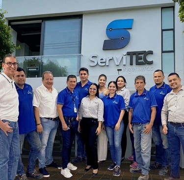 Equipo técnico y administrativo de Servitec Ingenieros frente a su sede principal en Cúcuta