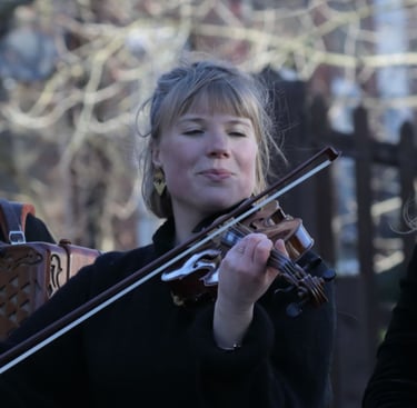 Flora Curzon – violin & voice