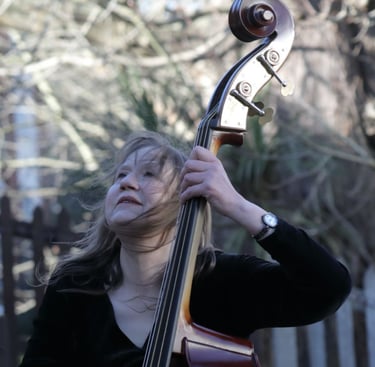 Indra Buraczewska – voice & double bass