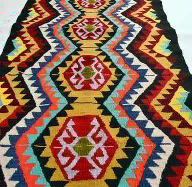 tapis kilim traditionnel tissé plat avec motifs géométriques colorés