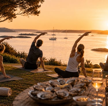 Groupe en séance de Yoga au bord du Golfe avec une table et plateau d'huitres à déguster en fin d'entrainement Rhuys Wellness