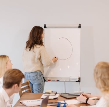 Femme qui donne un atelier au paper board avec des élèves
