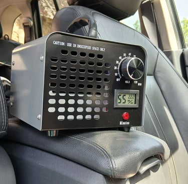 Le générateur d'ozone fonctionnant dans une voiture : enlever les mauvaises odeurs.