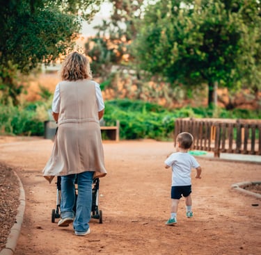 fotografia familiar de un niño jugando con sus padres en un parque de granada en una sesion de fotos
