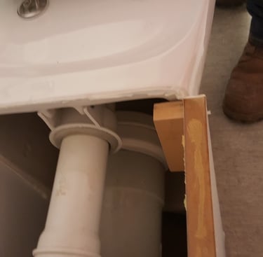 Leaking flush pipe