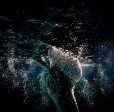 Grossesse underwater du ventre avec bulle