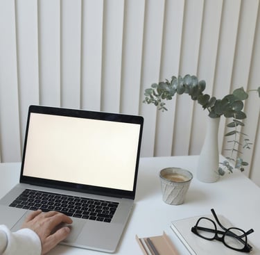 Notebook sobre a mesa em uma reunião de consultoria