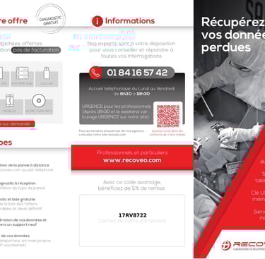 Technicien en train de récupérer des données sur un ordinateur portable, avec des disques durs 