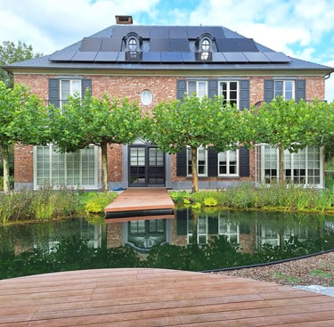 Tuin met grote zwemvijver en natuurlijke beplanting