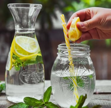 Hidratação saudável com água aromatizada de limão e hortelã