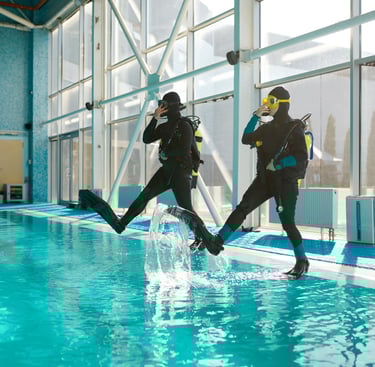 Zwei Männer steigen in den Pool Specialdive