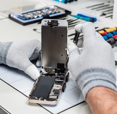 Technicien Mobifix réparant un smartphone à domicile à La Roche-sur-Yon
