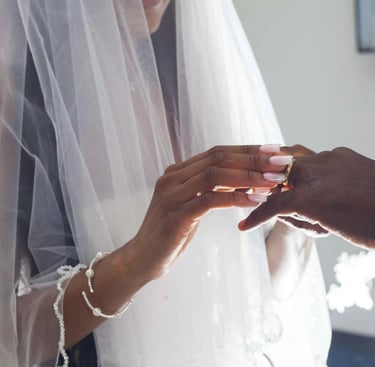 Plan photo moyen du passage de l'alliance d'une mariée vers son époux