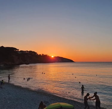 Spiaggia delle Ghiaie al tramonto in estate - Isola d'Elba