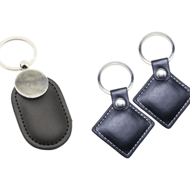 Jetons RFID en cuir de couleur noir et de formes losange et ovale pour serrure d'établissement hôtelier.