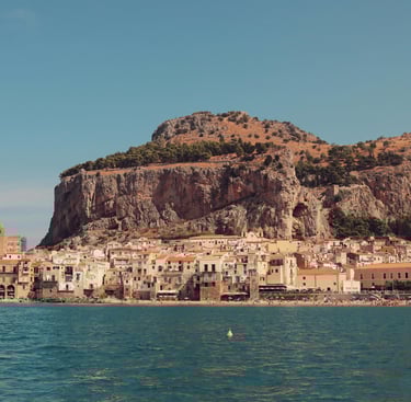 Vista di Cefalù con centro storico e Rocca sullo sfondo